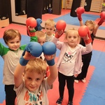 Warsztaty karate - dzieci w rękawicach bokserskich