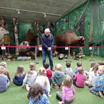 Słoneczka z wizytą w Planetarium i Uniwersyteckim Centrum Przyrodniczym- dzieci poznają ciekawostki nt. zwierząt leśnych
