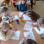 Dzień kolorowej skarpetki- dzieci z grupy Słoneczka przy stolikach