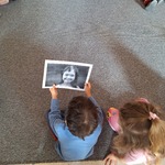 Dzień kolorowej skarpetki- grupa Tygryski ogląda zdjęcie dziecka z zespołem Downa 