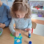Dzień kolorowej skarpetki- dziecko przy stoliku