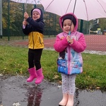 Jesienna pogoda- dzieci z parasolem