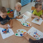 dzieci malują kropki