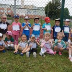 dzieci otrzymały medale za bieg