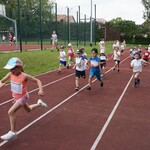 dzieci biegną po bieżni