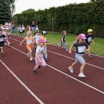 dzieci biorą udział w biegu