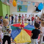 Urodziny w grupie Żabki- dziewczynka w koronie