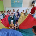 Urodziny w grupie Żabki- zabawy z chusta animacyjna