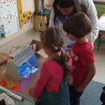 Spotkanie z Chemikiem- dzieci obserwują eksperyment