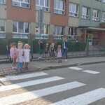 Bezpieczni na drodze- dzieci przechodzą przez przejście dla pieszych