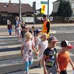 Bezpieczni na drodze- dzieci przechodzą przez przejście dla pieszych