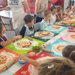Warsztaty kulinarne - dzieci przygotowują pizzę