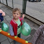 Dzień Przedszkolaka- kolorowy pochód wokół przedszkola