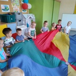 Urodziny w grupie Żabki- zabawy z chusta animacyjna