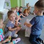Urodziny w grupie Żabki- dziecko rozdaje upominki