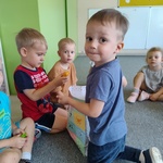 Urodziny w grupie Żabki- dziecko rozdaje upominki