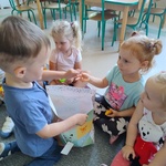 Urodziny w grupie Żabki- dziecko rozdaje upominki