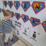 Dzień Chłopaka- dziecko przy tablicy tematycznej