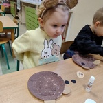 Dzień Pluszowego Misia- dzieci przy stoliku