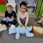 Dzień Pluszowego Misia- dziecko z misiem