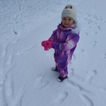 Zimowe zabawy- dziecko na śniegu 