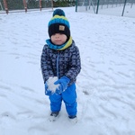 Zimowe zabawy- dziecko ze śnieżką 