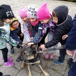 Spotkanie z policjantem- dzieci z psem