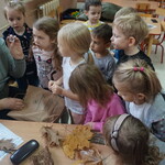 Spotkanie z Panią Leśnik - dzieci przy stoliku