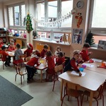 Mikołajki w przedszkolu - dzieci przy stolikach