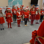 Mikołajki w przedszkolu - dzieci śpiewają dla Mikołaja