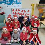 Mikołajki w przedszkolu - dzieci w czerwonych strojach 
