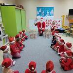 Mikołajki w przedszkolu - dzieci z Mikołajem  
