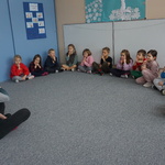 Spotkanie z dogoterapeutą - dzieci na dywanie