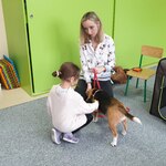 Spotkanie z dogoterapeutą - dziecko głaszcze psa
