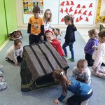 Spotkanie z dogoterapeutą- dzieci na dywanie