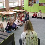 Spotkanie z dogoterapeutą- dzieci na dywanie