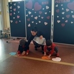 Dzień przyjaźni - dzieci układają połówki serc