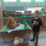 Dzień dinozaura - chłopiec przy makiecie wulkanu