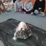 Dzień dinozaura- dzieci obserwują eksperyment z wulkanem 