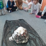 Dzień dinozaura- dzieci obserwują eksperyment z wulkanem 