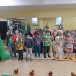 Pokaz mody wiosennej- dzieci śpiewają piosenkę