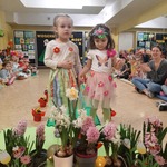 Pokaz mody wiosennej- dzieci w przebraniach