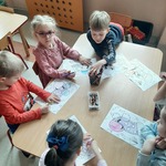 Dzień kolorowej skarpetki- dzieci przy stolikach