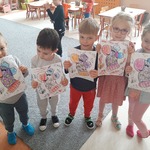 Dzień kolorowej skarpetki- dzieci prezentuja swoje prace