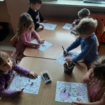 Dzień kolorowej skarpetki- dzieci przy stolikach