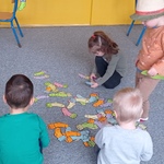 Dzień kolorowej skarpetki - dzieci na dywanie