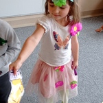 Dzień kolorowej skarpetki- dziewczynka trzyma skarpetke