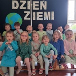 Dzień Ziemi - dzieci na tle tablicy