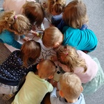 Dzień Ziemi - dzieci na dywanie układają puzzle