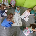 Dzień Ziemi - dzieci na dywanie układają puzzle